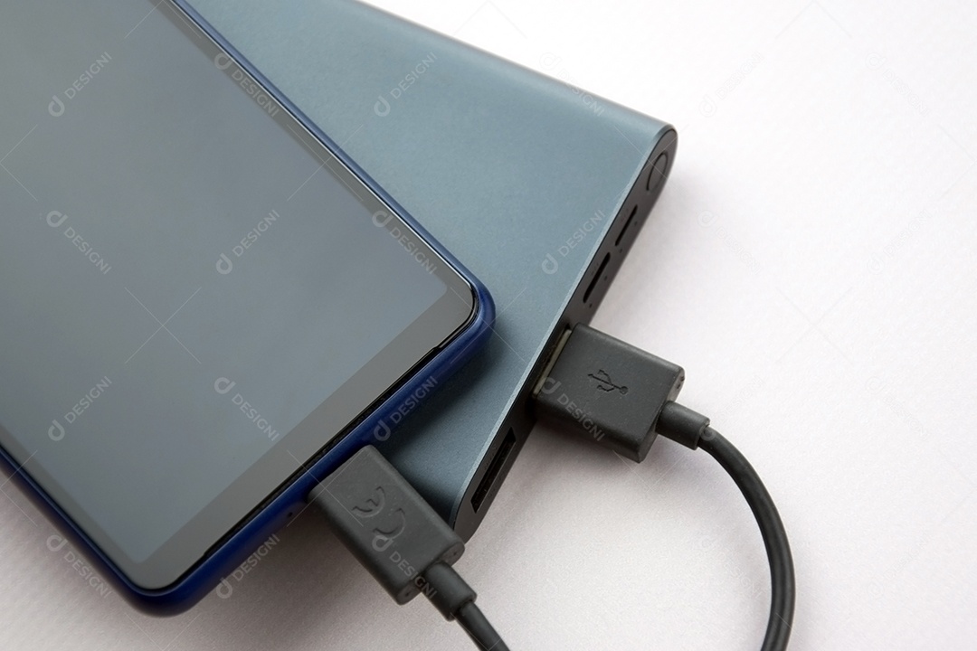 Celular com carregador portátil sobre fundo branco