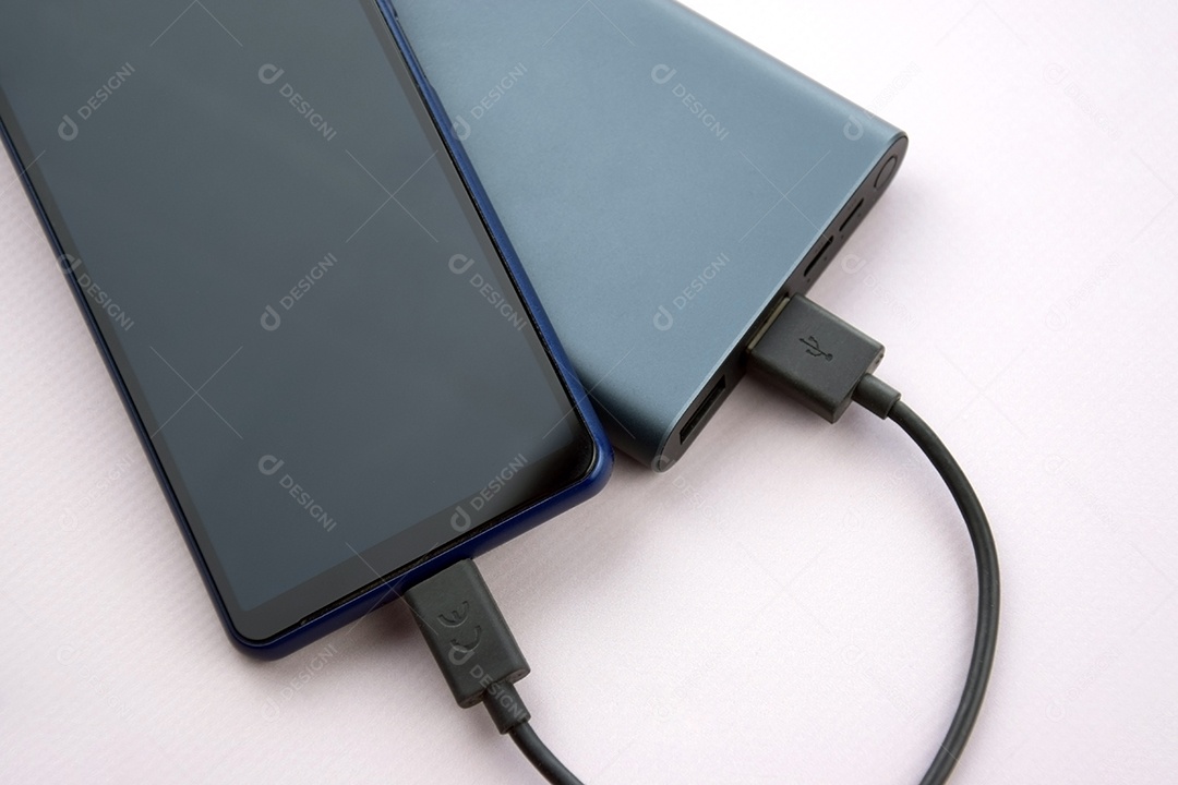 Carregador de smartphone preto com banco de potência com celular