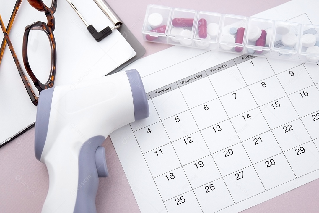 Calendário termômetro e porta comprimidos prancheta com óculos sobre fundo claro