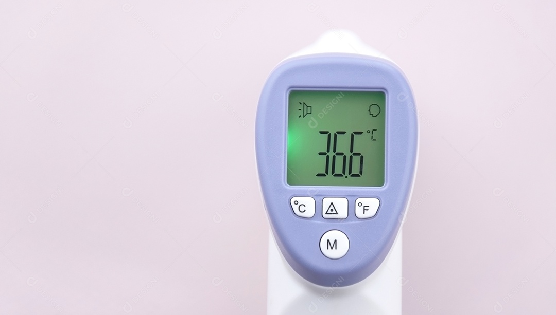 Termômetro digital em sobre fundo claro