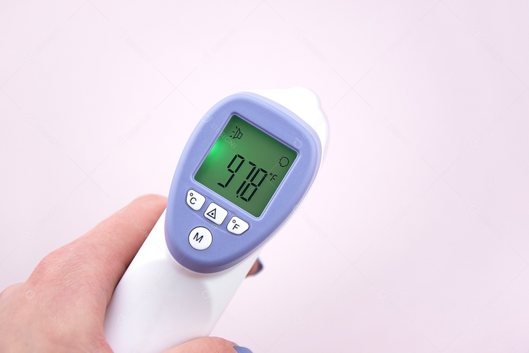 Termômetro digital em mão feminina sobre fundo claro