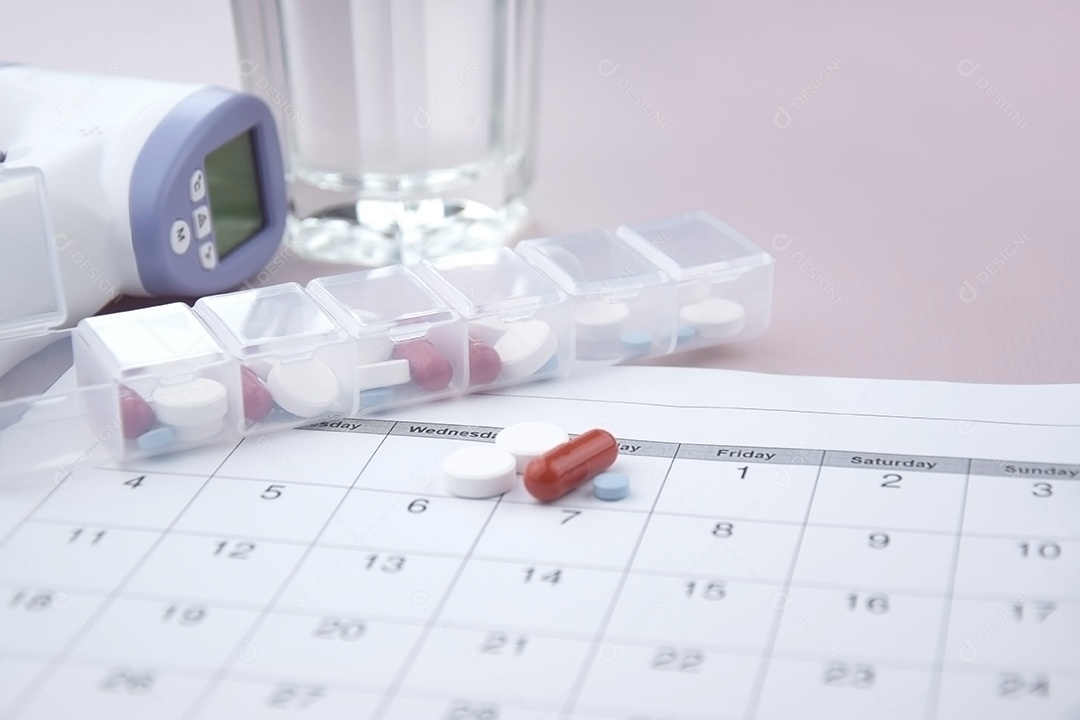 Calendário com comprimidos e termômetro