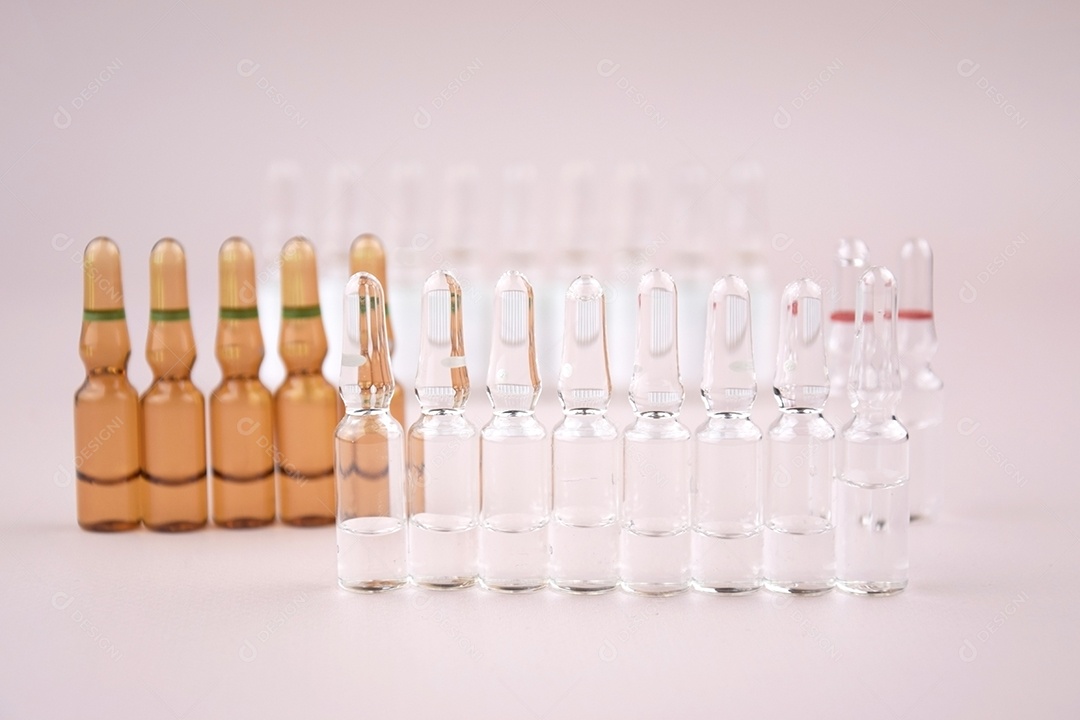 Ampolas de medicamentos sobre fundo claro