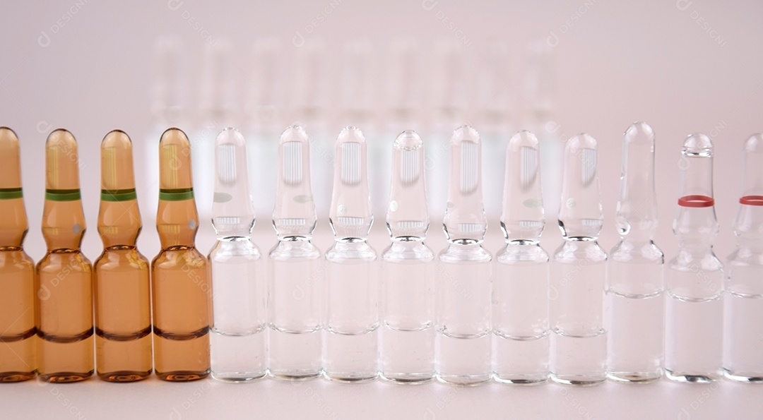 Ampolas de medicamentos sobre fundo claro
