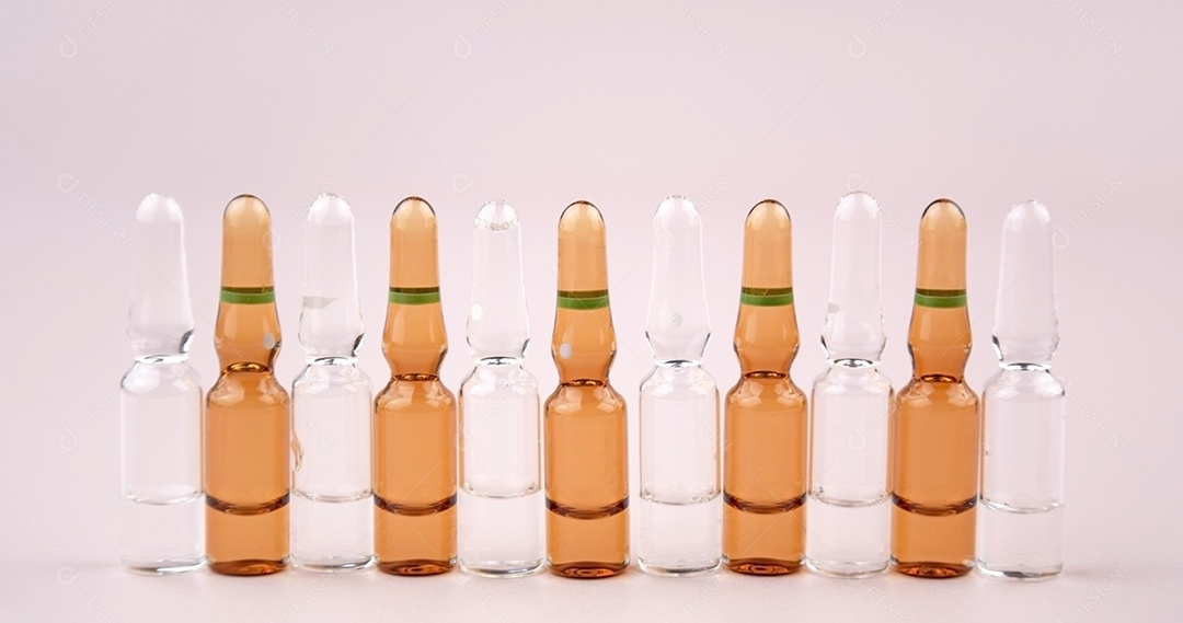 Ampolas de medicamentos e seringa sobre fundo claro