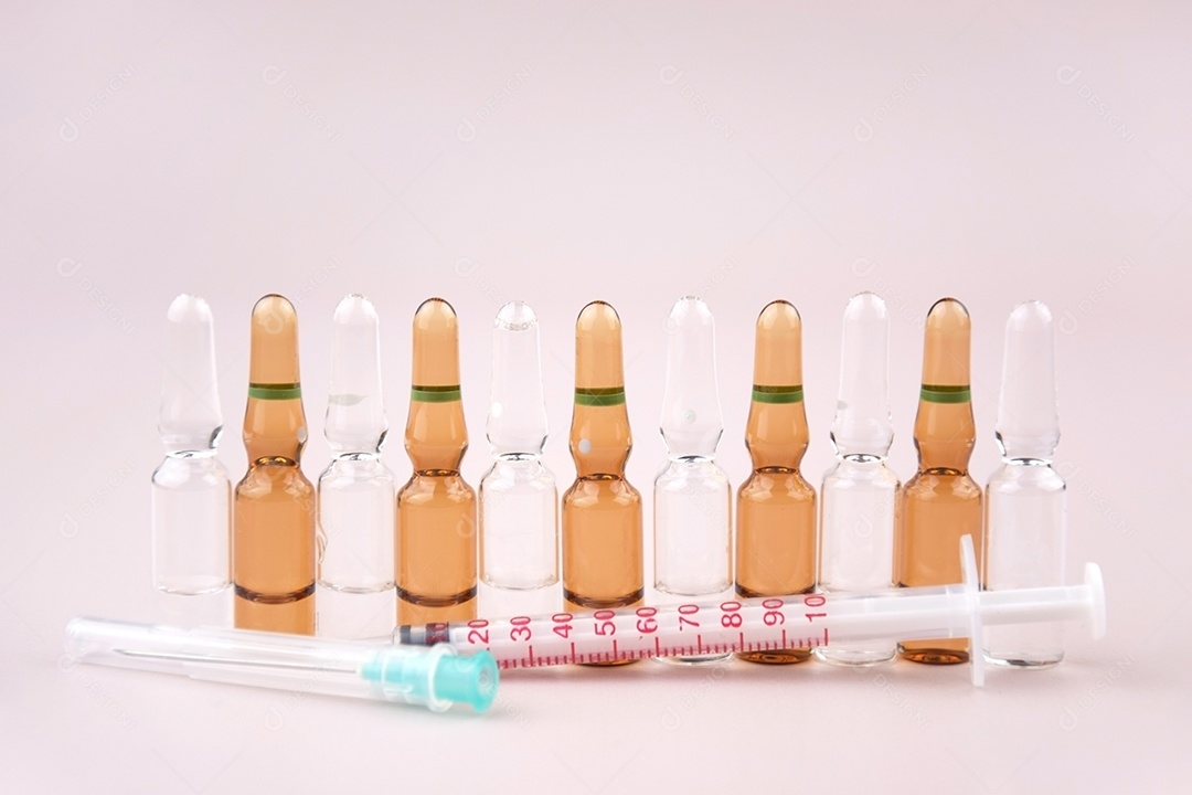 Ampolas de medicamentos e seringa sobre fundo claro