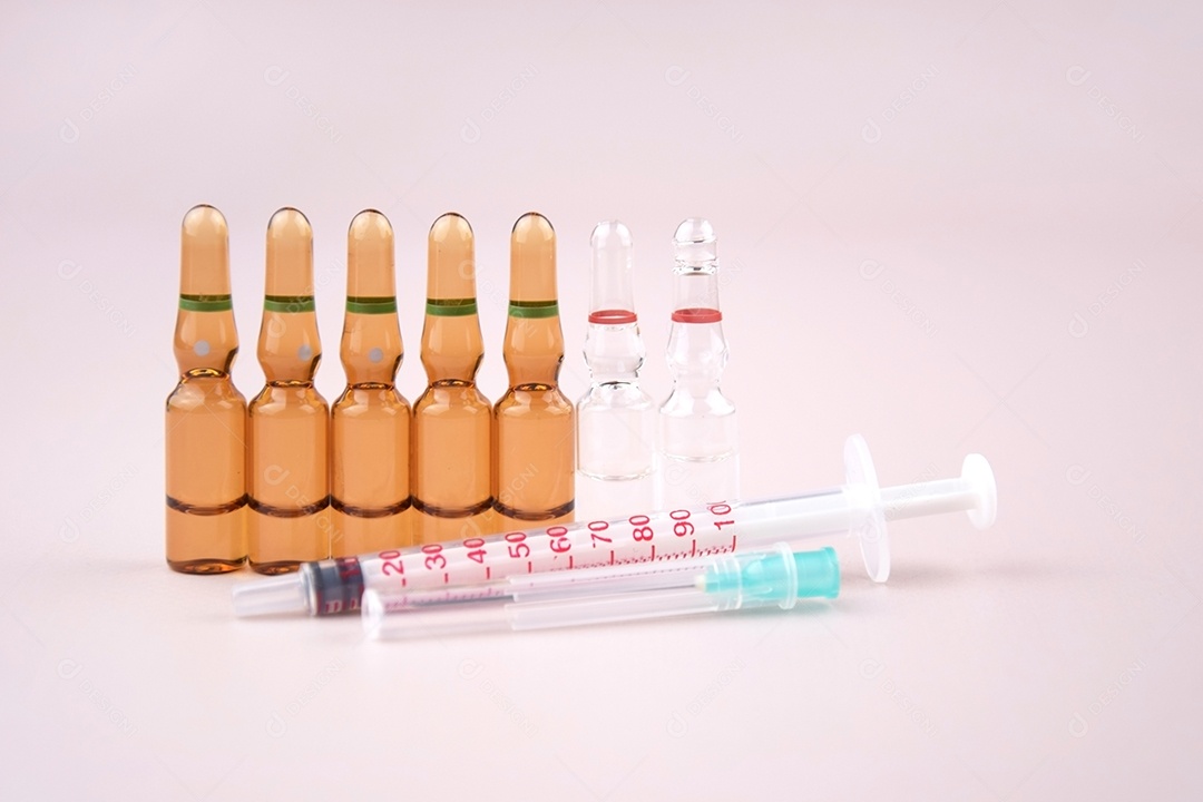 Ampolas de medicamentos e seringa sobre fundo claro