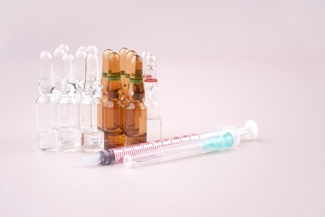 Ampolas de medicamentos e seringa sobre fundo claro