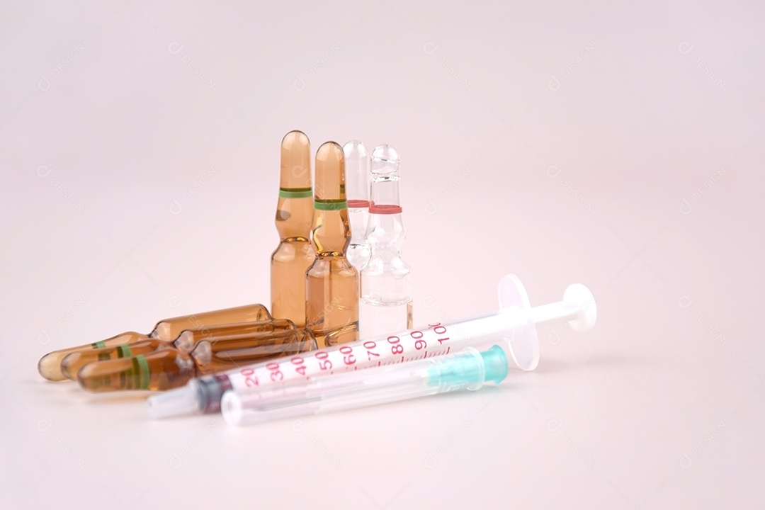 Muitas ampolas de medicamentos e seringa sobre fundo claro
