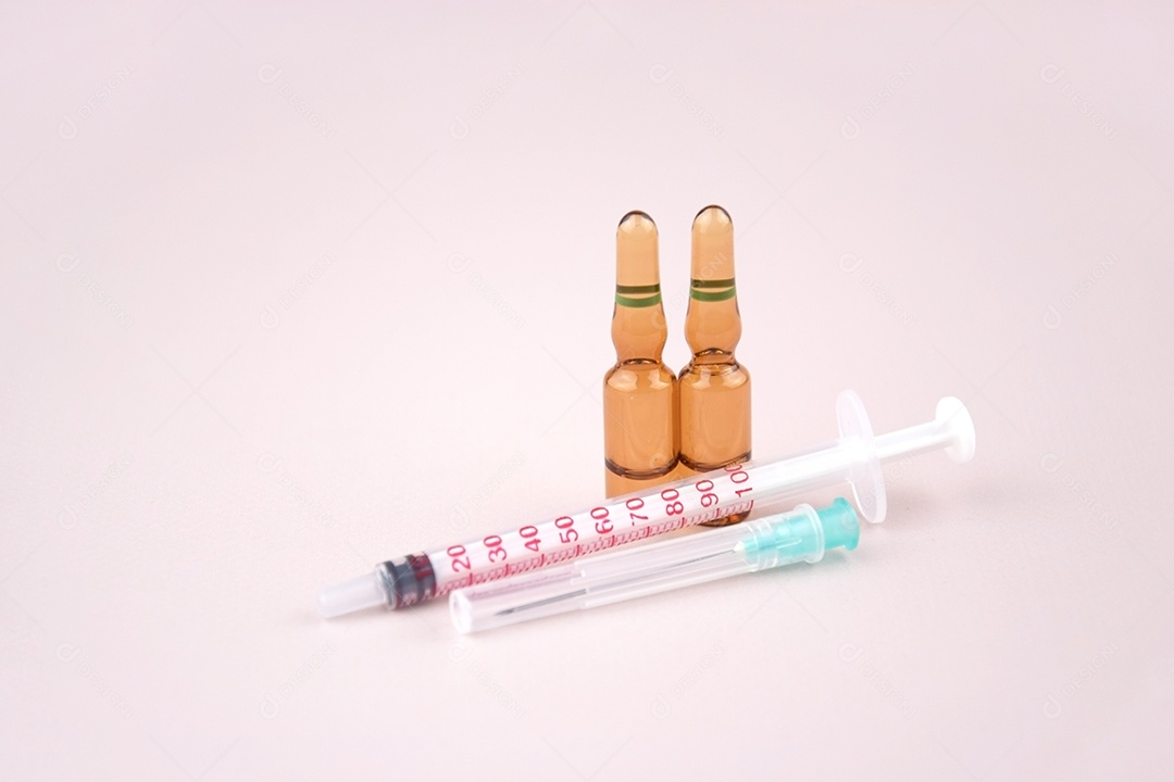 Ampolas de medicamentos e seringa sobre fundo claro