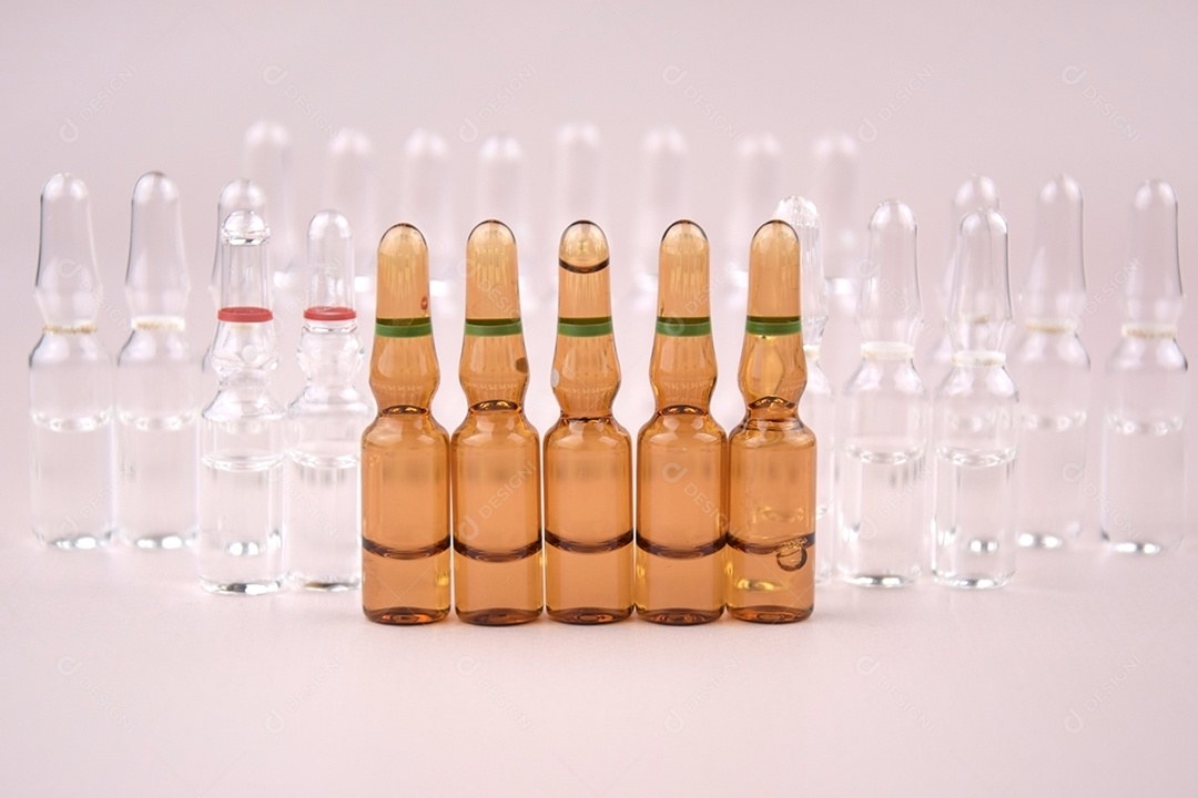 Muitas ampolas sobre fundo rosa claro