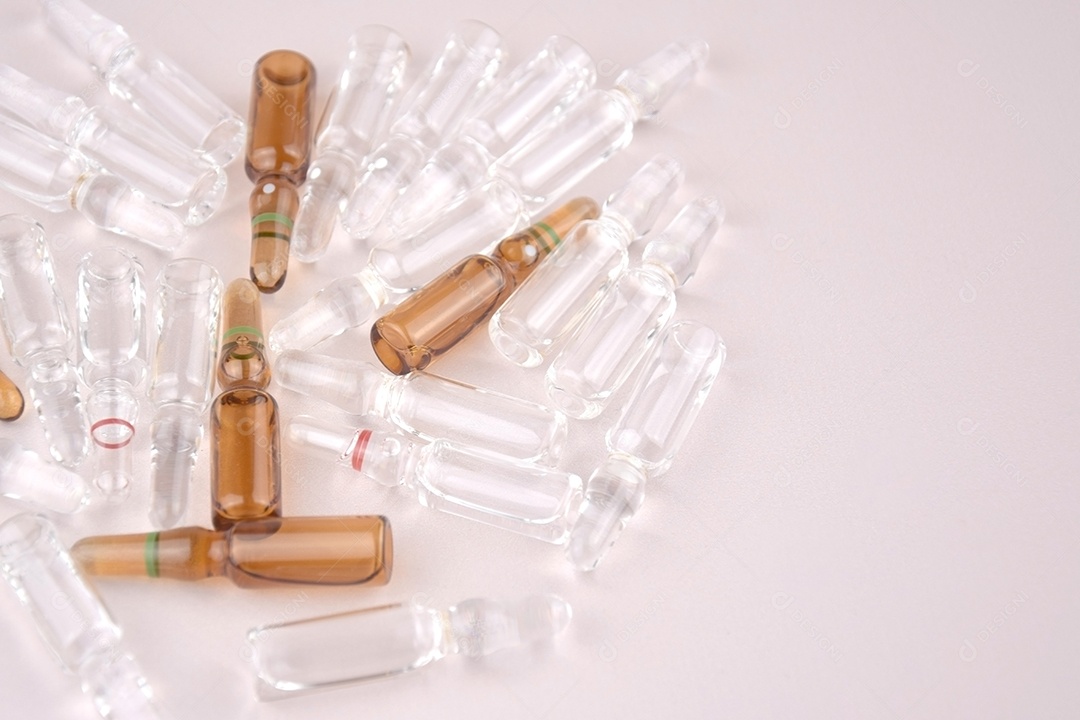 Muitas ampolas de medicamentos sobre fundo claro