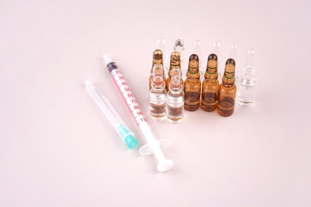 Muitas ampolas de medicamentos e seringa sobre fundo claro