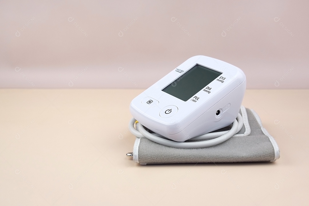 Aparelho digital de pressão arterial em um fundo claro
