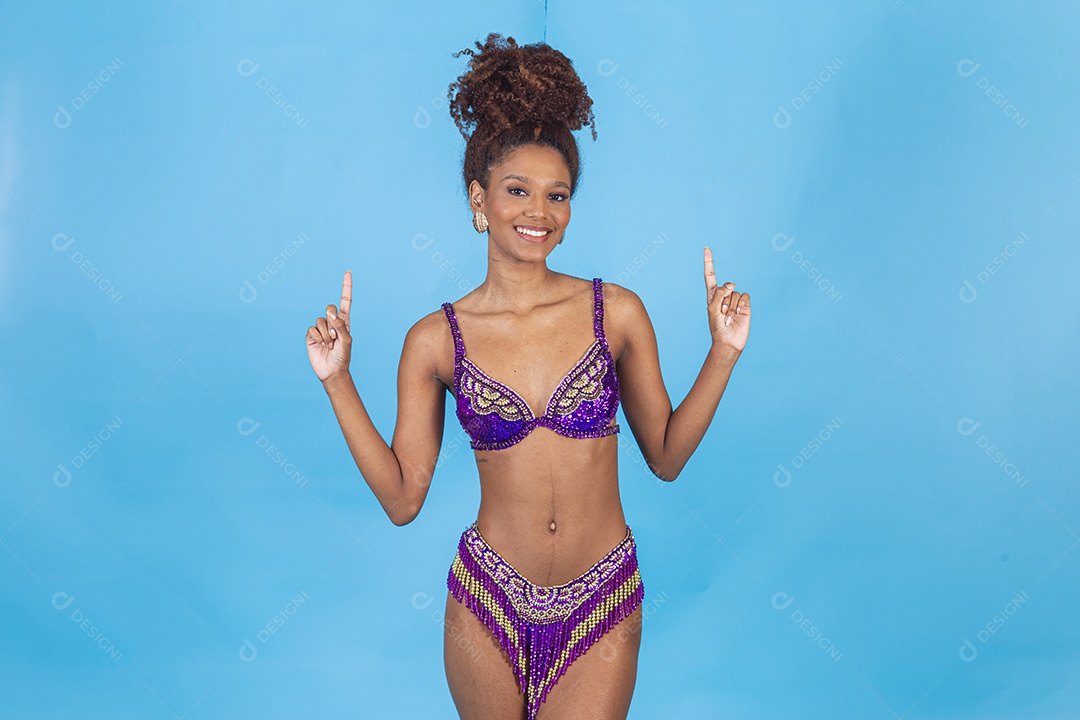 Linda mulher jovem celebrando carnaval segurando celular smartphone