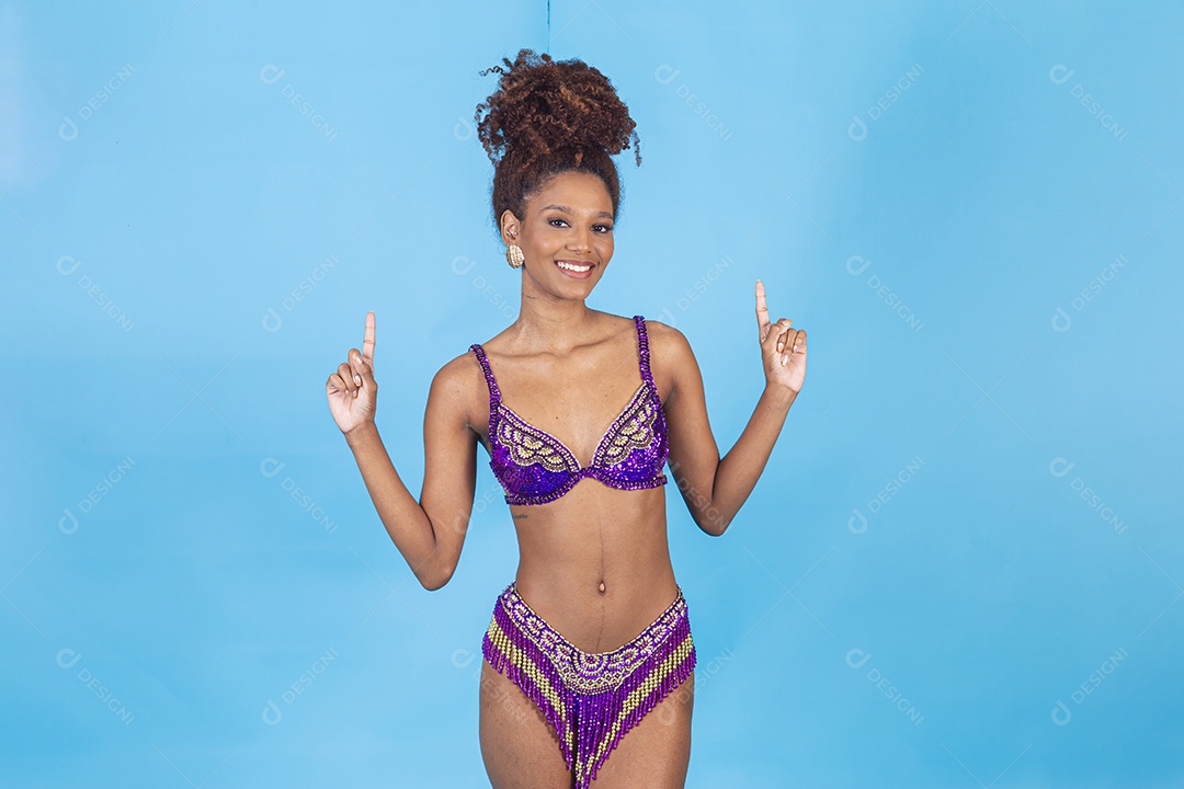 Linda mulher jovem celebrando carnaval segurando celular smartphone