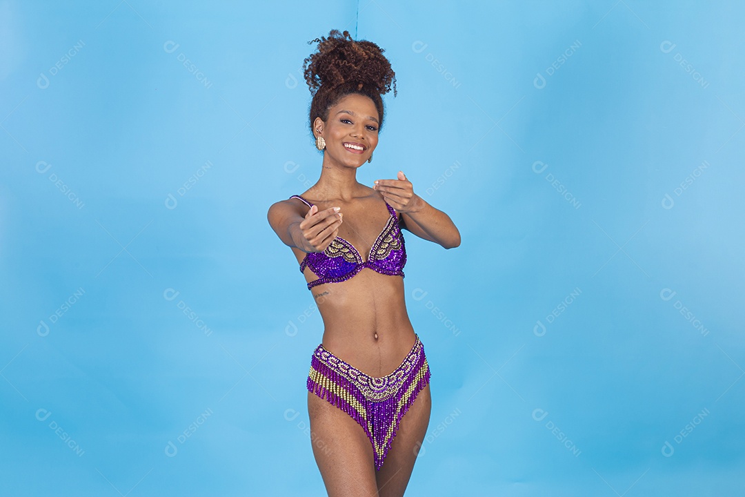 Linda mulher jovem celebrando carnaval segurando celular smartphone