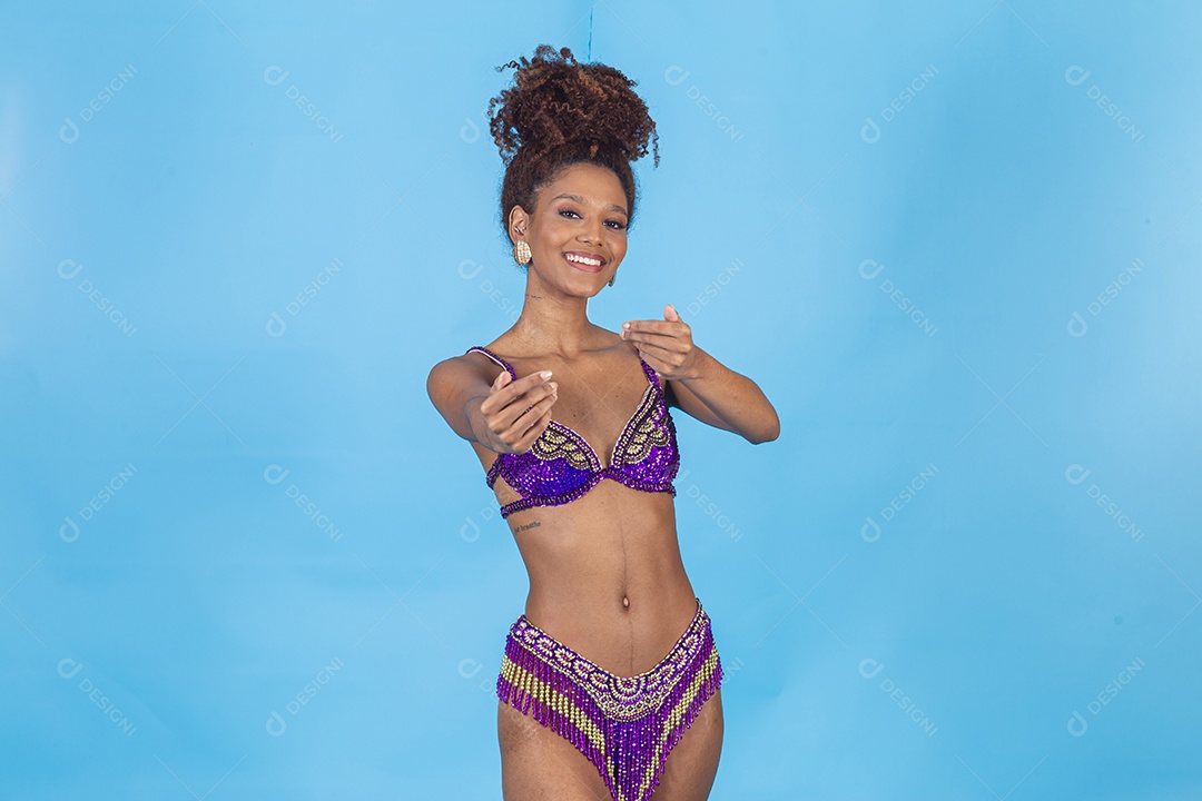 Linda mulher jovem celebrando carnaval segurando celular smartphone