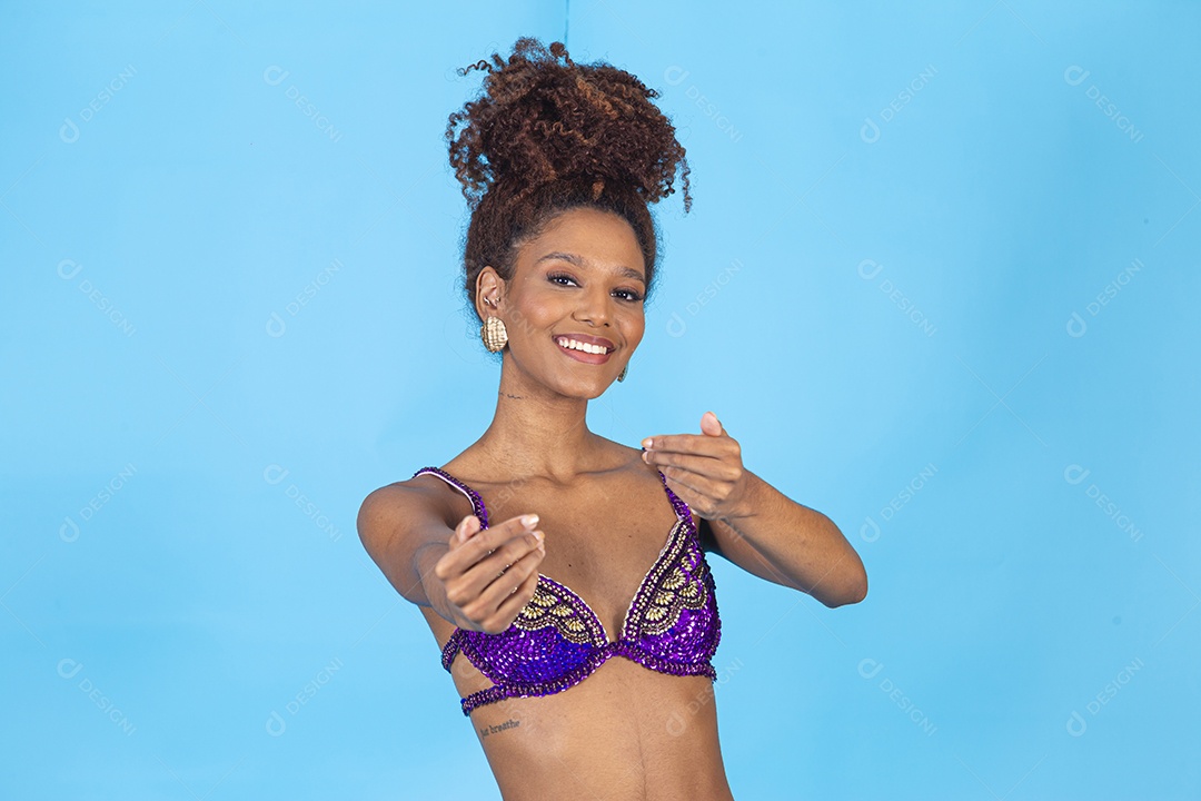 Linda mulher jovem celebrando carnaval segurando celular smartphone