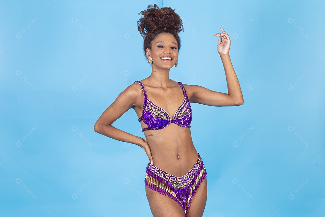 Linda mulher jovem celebrando carnaval segurando celular smartphone