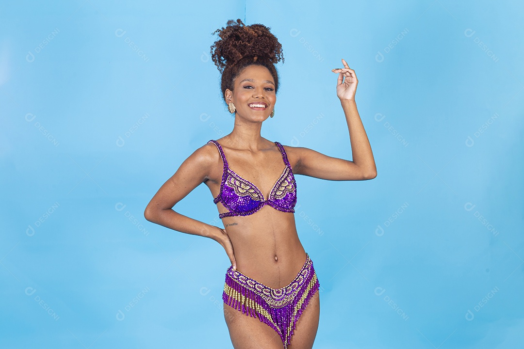 Linda mulher jovem celebrando carnaval segurando celular smartphone