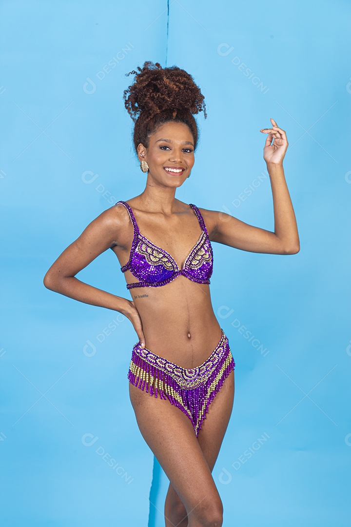 Linda mulher jovem celebrando carnaval segurando celular smartphone