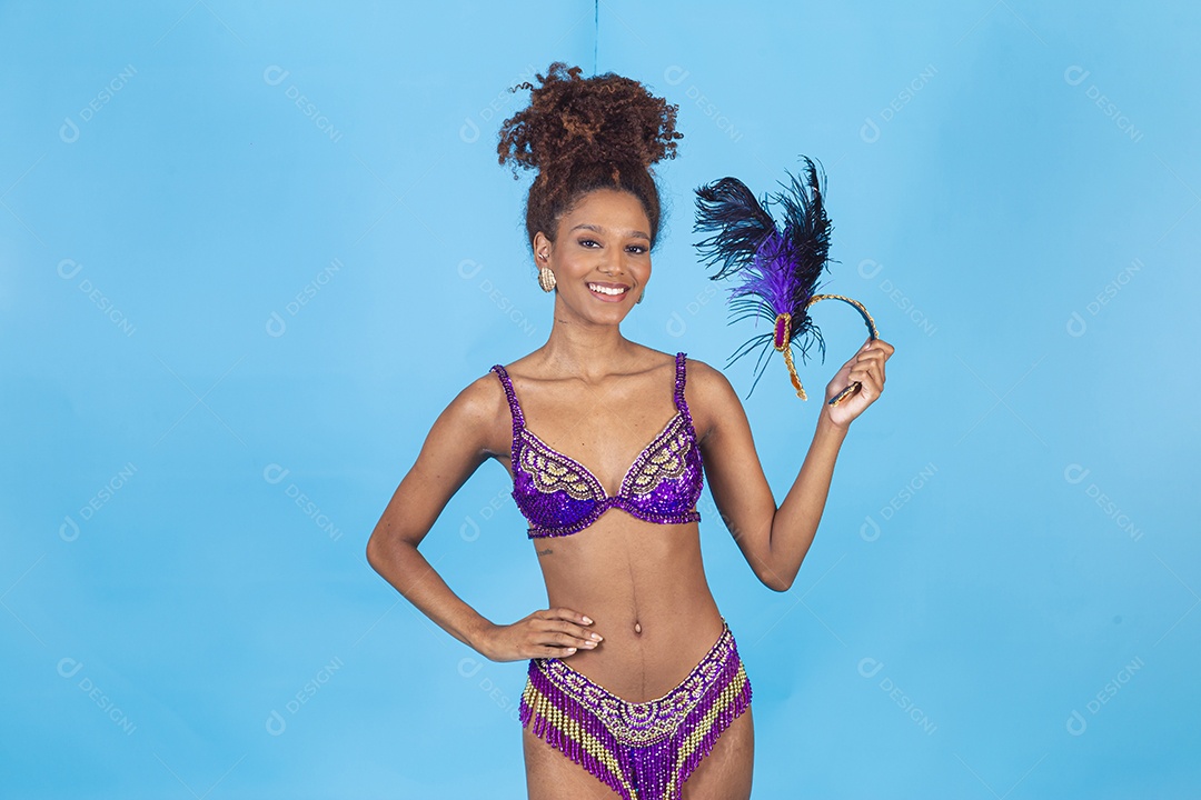 Linda mulher jovem celebrando carnaval segurando celular smartphone