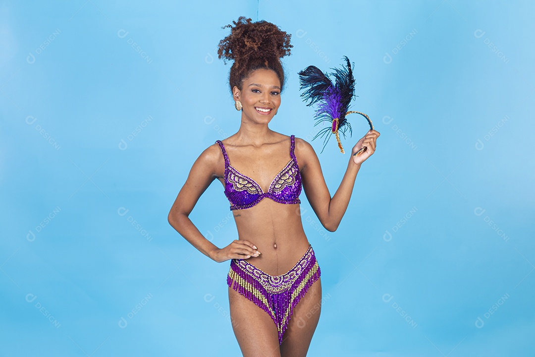 Linda mulher jovem celebrando carnaval segurando celular smartphone