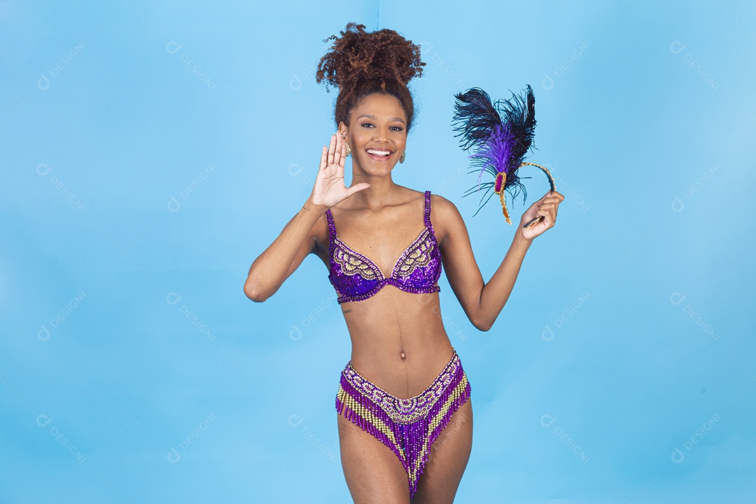 Linda mulher jovem celebrando carnaval segurando celular smartphone