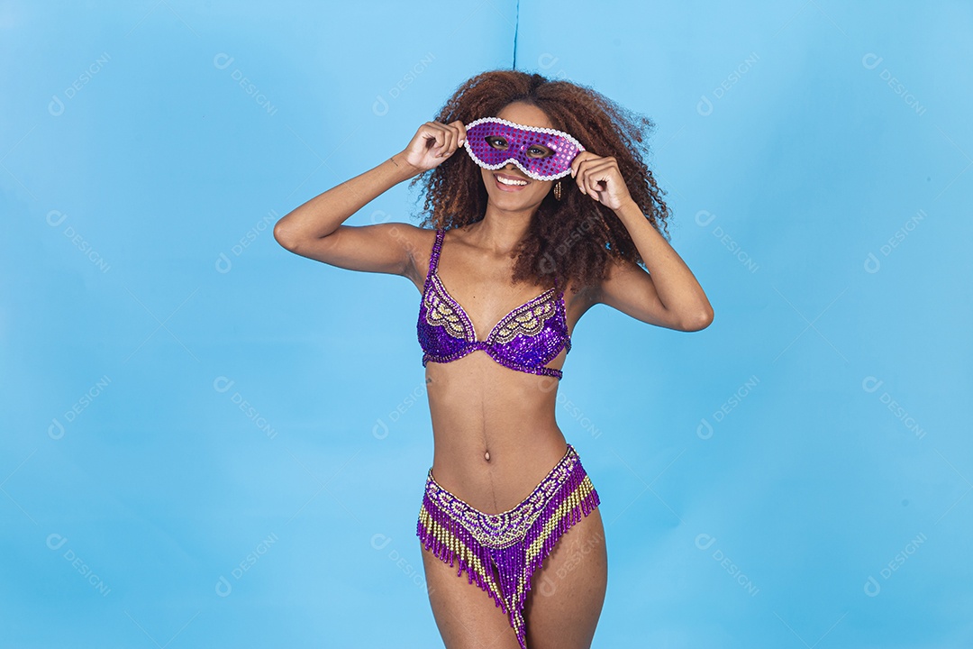 Linda mulher jovem celebrando carnaval segurando celular smartphone