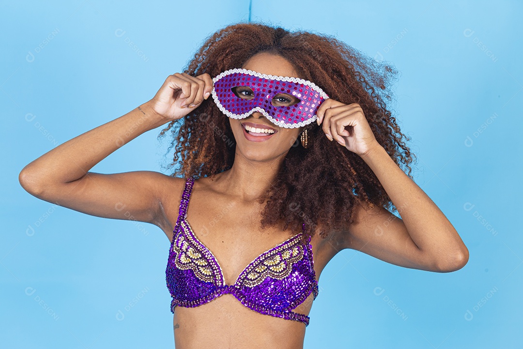 Linda mulher jovem celebrando carnaval segurando celular smartphone