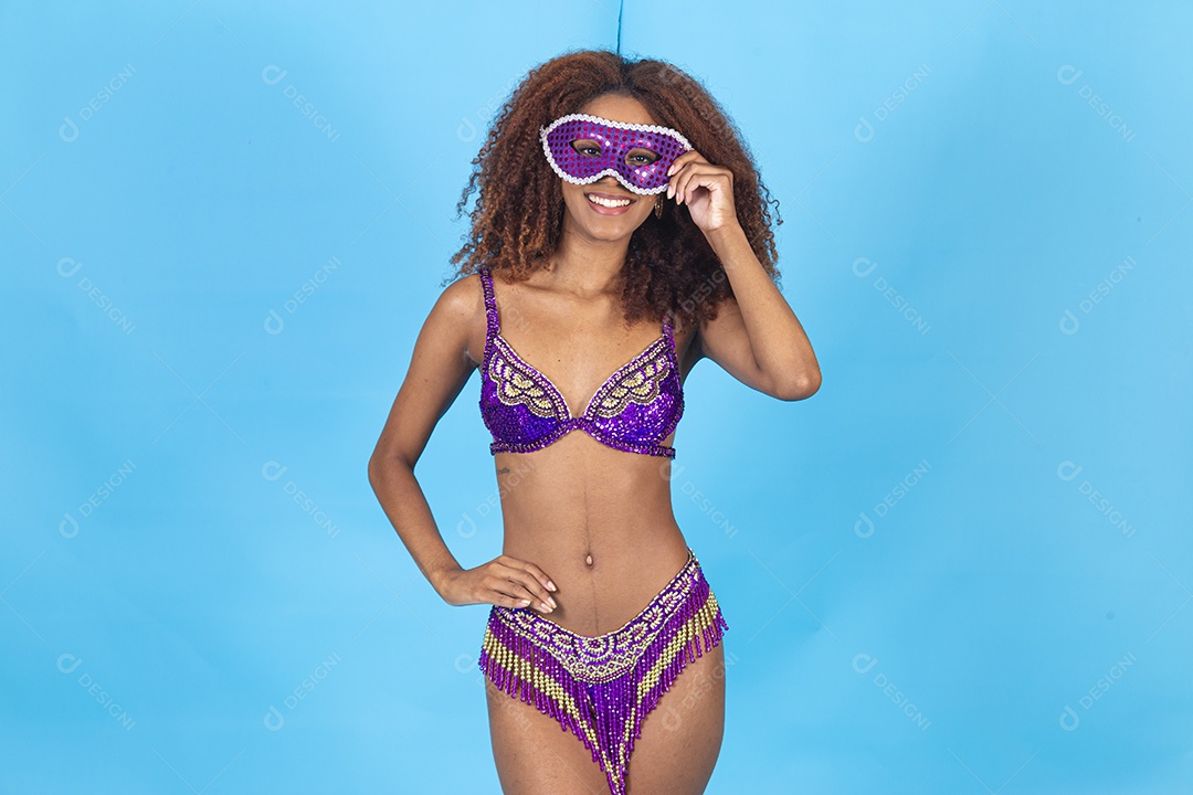 Linda mulher jovem celebrando carnaval segurando celular smartphone