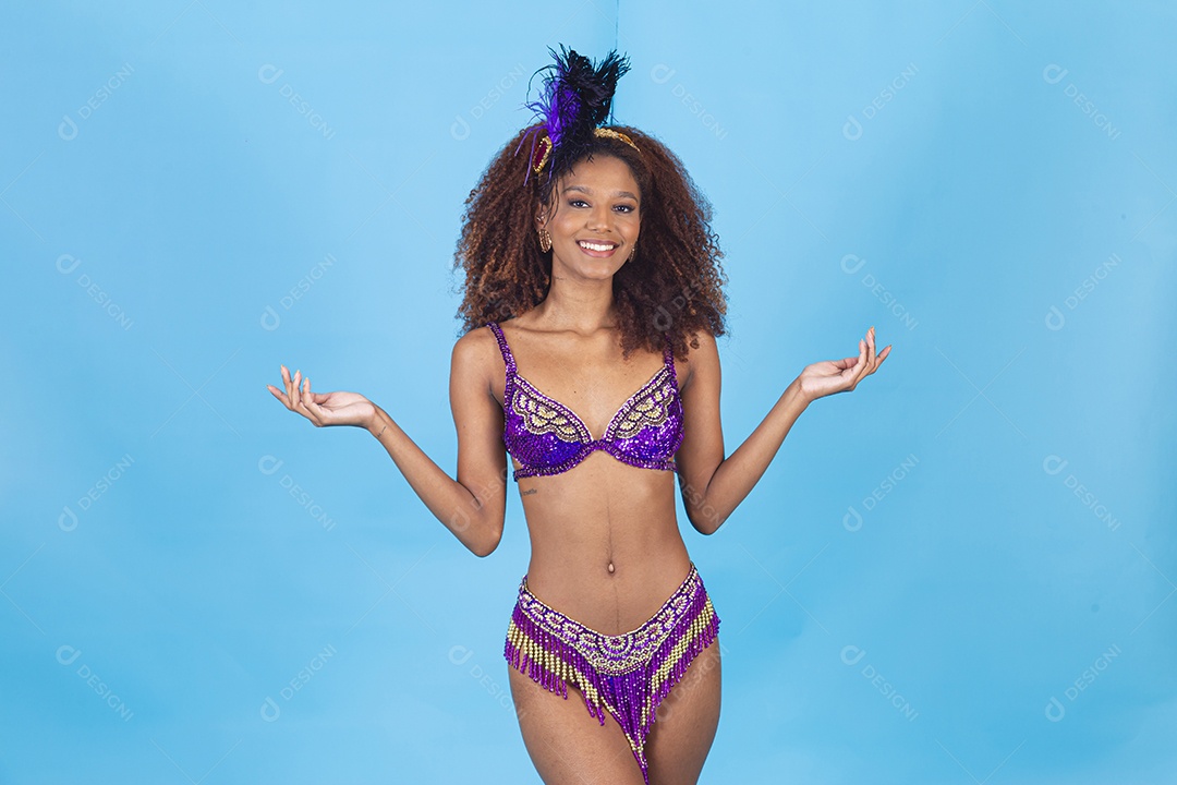 Linda mulher jovem celebrando carnaval segurando celular smartphone