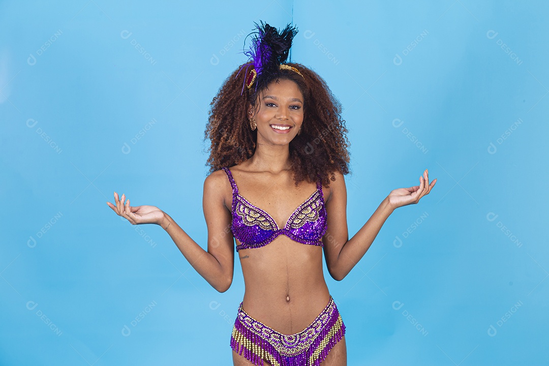 Linda mulher jovem celebrando carnaval segurando celular smartphone