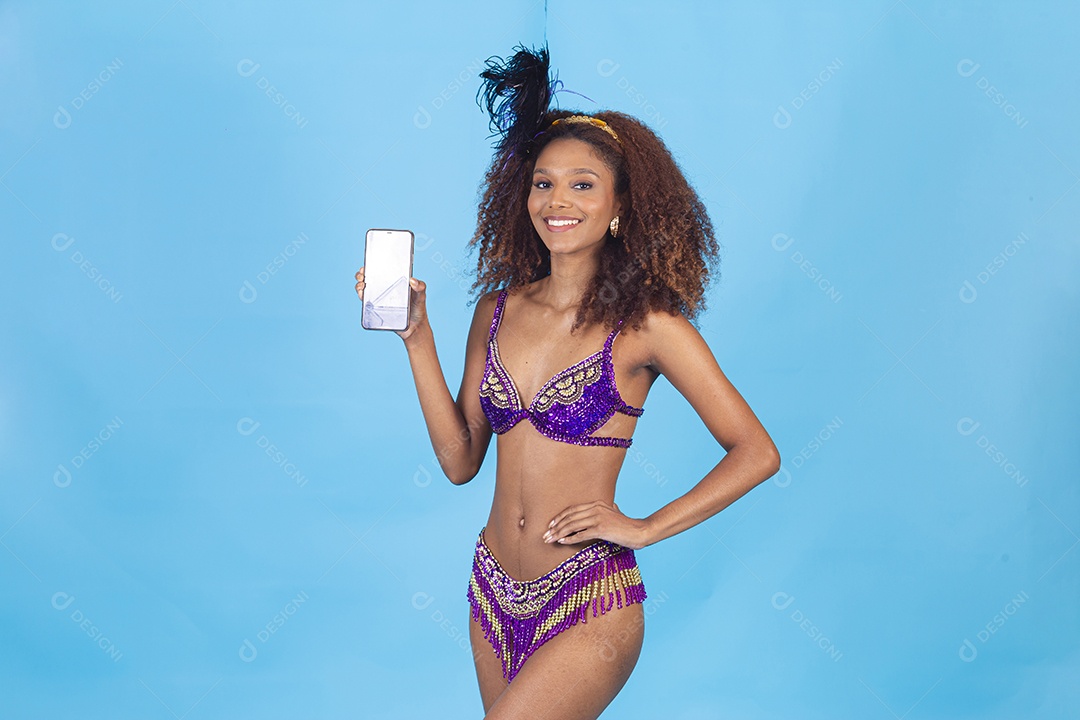 Linda mulher jovem celebrando carnaval segurando celular smartphone