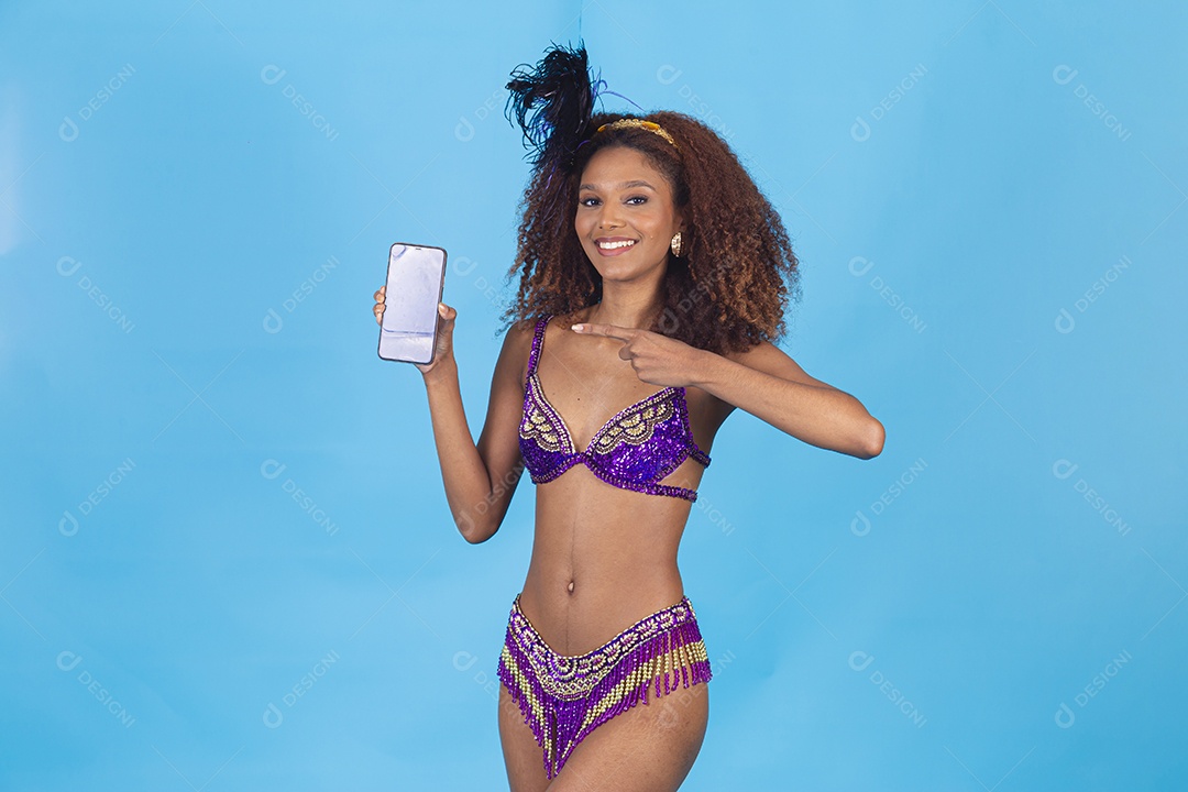 Linda mulher jovem celebrando carnaval segurando celular smartphone