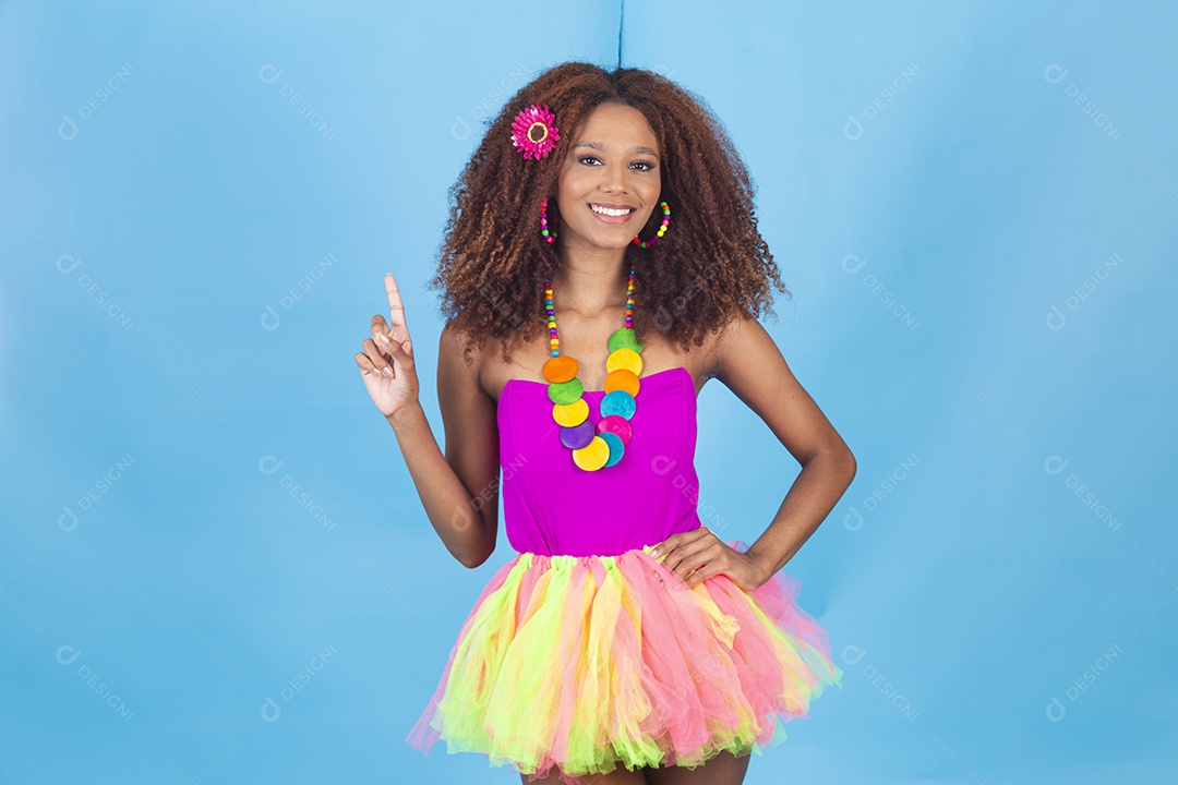 Linda mulher jovem celebrando carnaval segurando celular smartphone