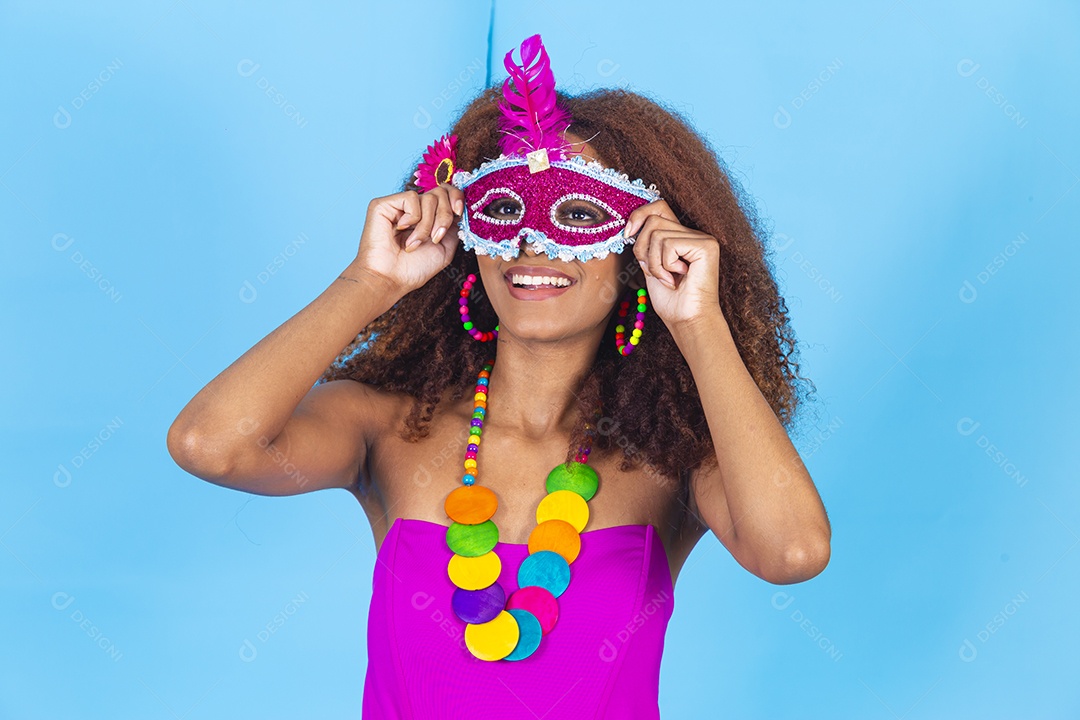 Linda mulher jovem celebrando carnaval
