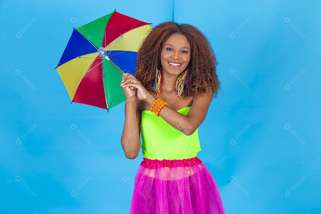 Linda mulher jovem celebrando carnaval segurando celular smartphone