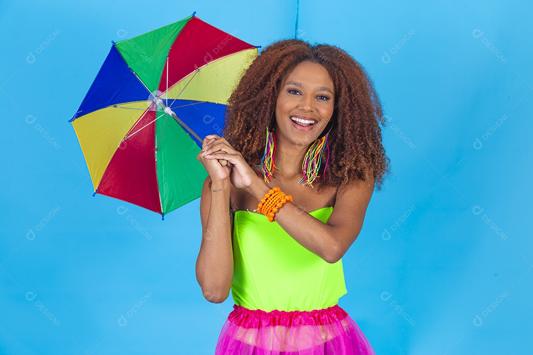 Linda mulher fantasiada para o carnaval segurando celular smartphone