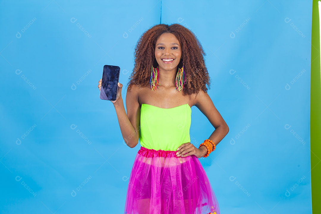 Linda mulher fantasiada para o carnaval segurando celular smartphone