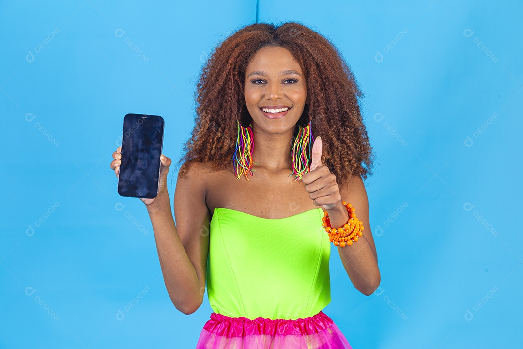 Linda mulher fantasiada para o carnaval segurando celular smartphone