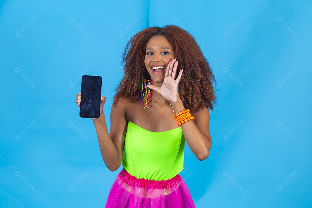 Linda mulher fantasiada para o carnaval segurando celular smartphone