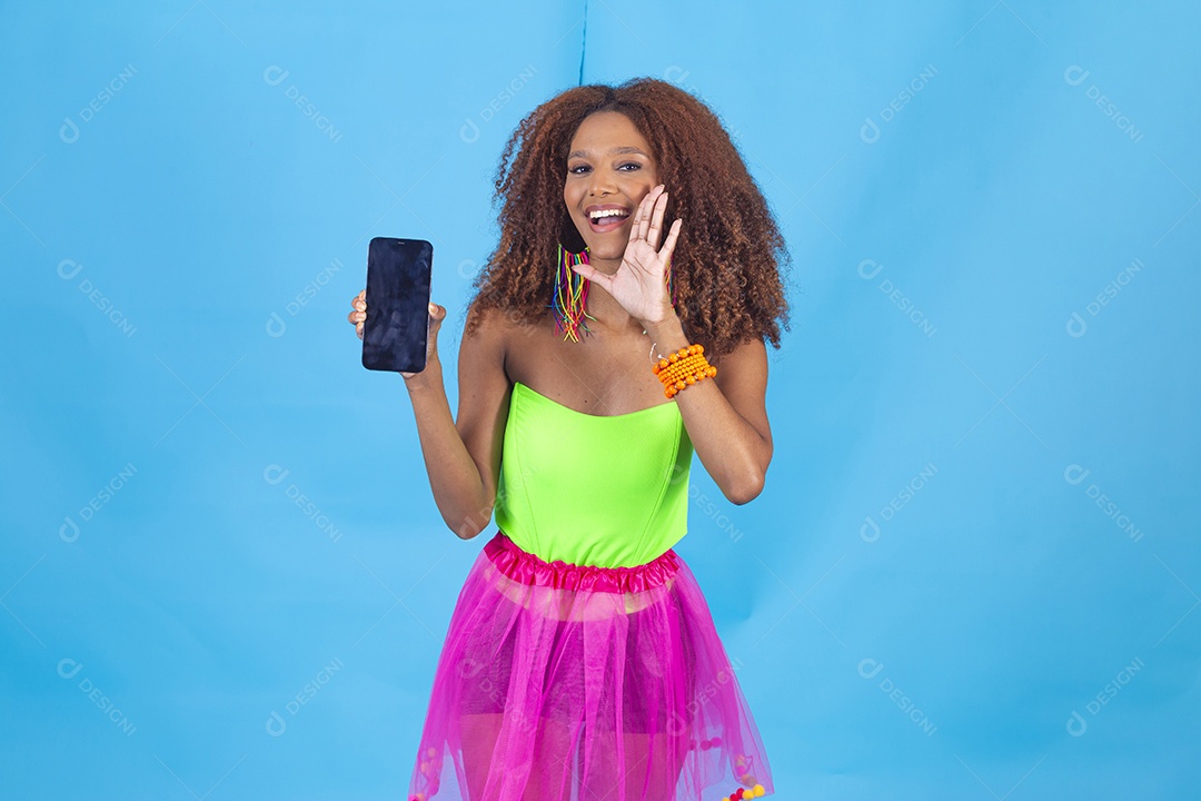 Linda mulher fantasiada para o carnaval segurando celular smartphone