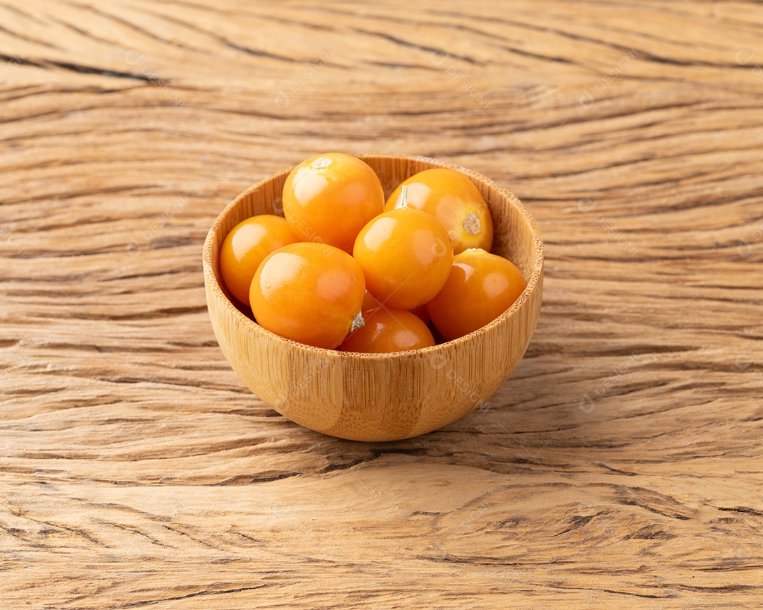 Physalis em uma tigela sobre mesa de madeira