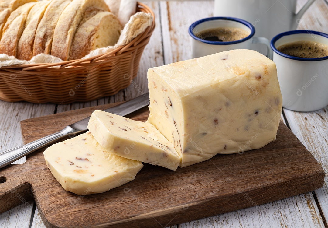 Requeijão de corte tradicional encima da tábua pão e café