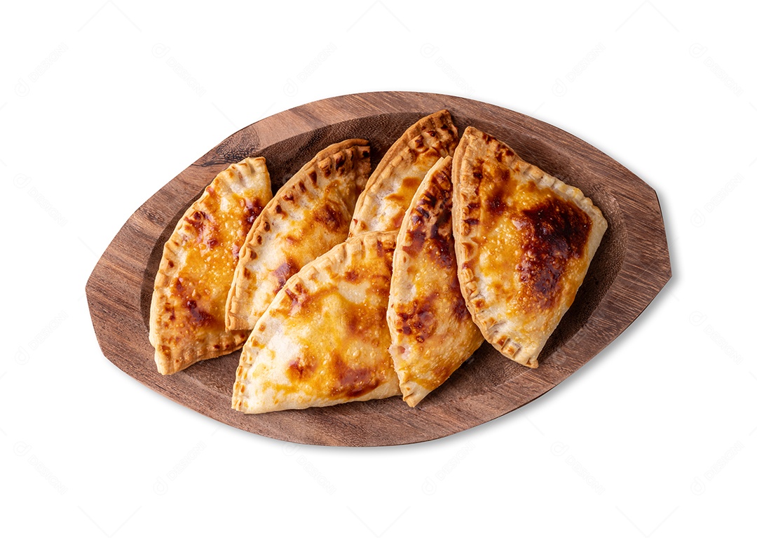 Pastel assado em tigela de madeira fundo isolado branco