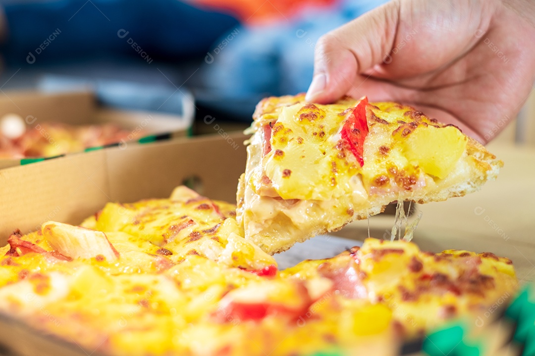 Mãos da mulher pegando uma fatia de pizza fresca e saborosa