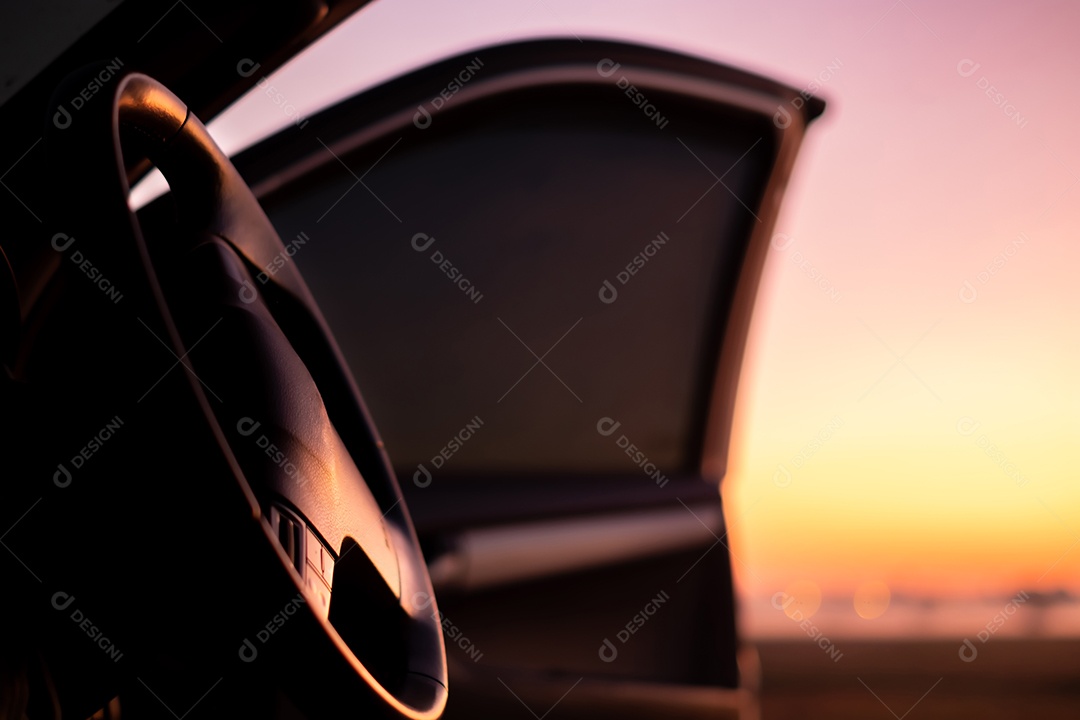 Carro na luz solar quente pela manhã crepúsculo