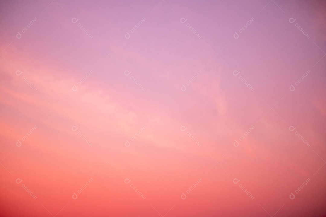 Lindas e luxuosas nuvens de ouro laranja